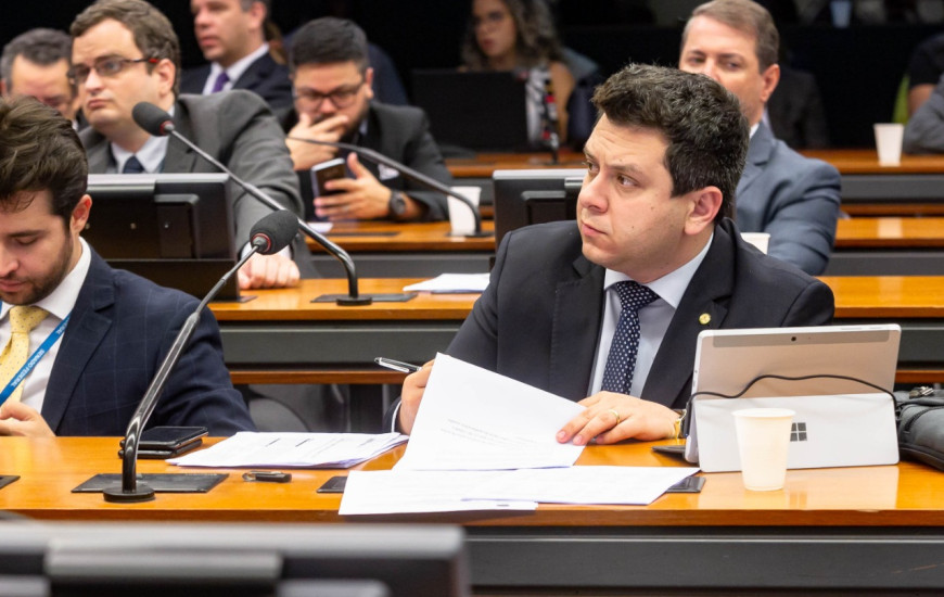  Tiago Dimas cobra empresas por preços abusivos em passagens aéreas