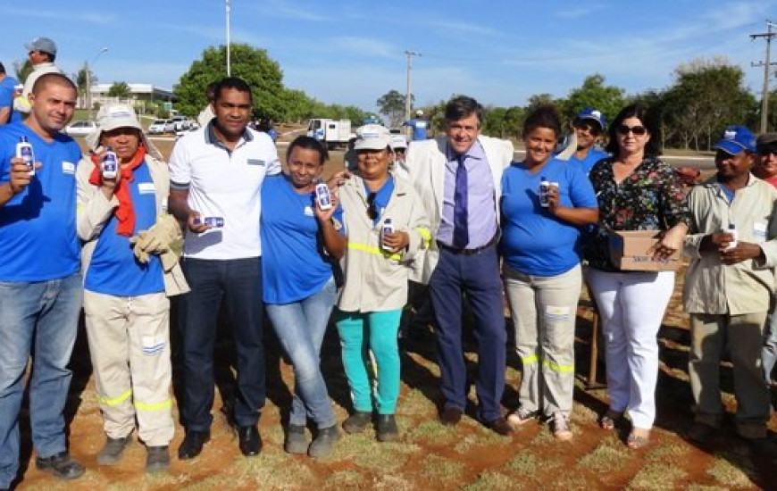 Vereador entrega protetor solar à servidores