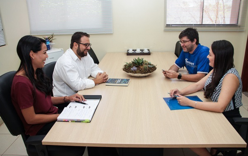 Professores responsáveis pelo projeto debatem ações.