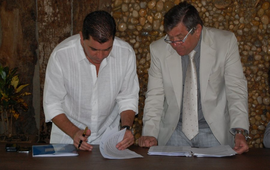 Amastha assina termo de doação do Ministério