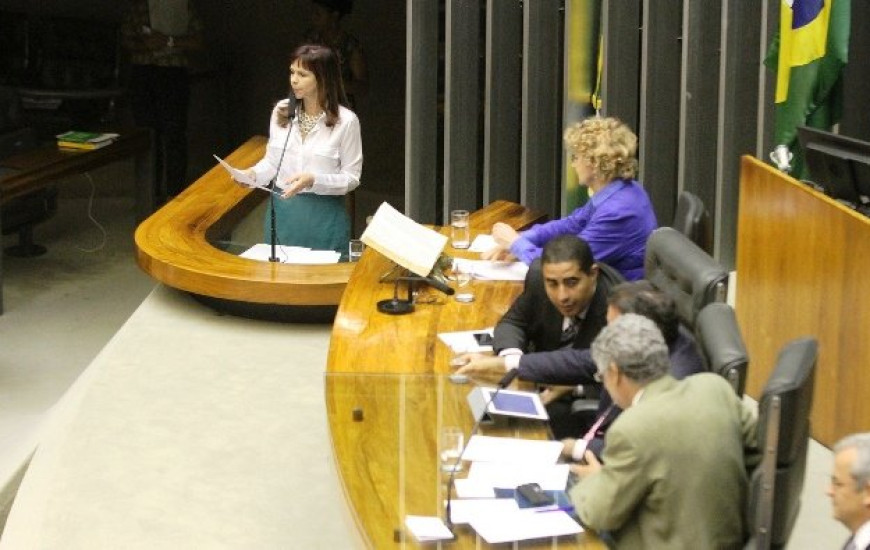 Deputada Dorinha na Tribuna da Câmara