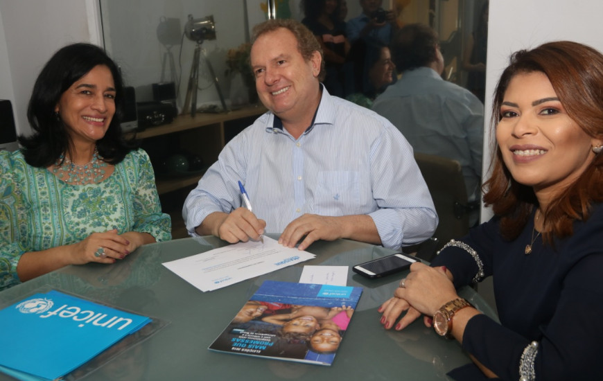 Governador assina documentos de compromisso com crianças e adolescentes