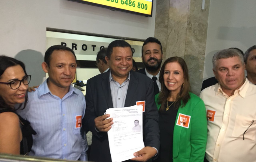 Márlon Reis registra candidatura ao som de militantes gritando 'ficha limpa'