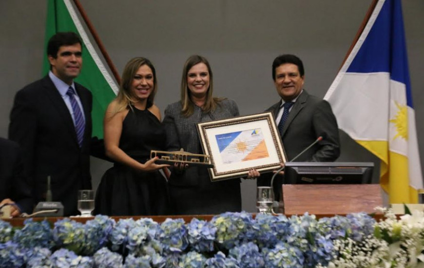 Claudia Lelis recebe homenagem em nome de Marcelo