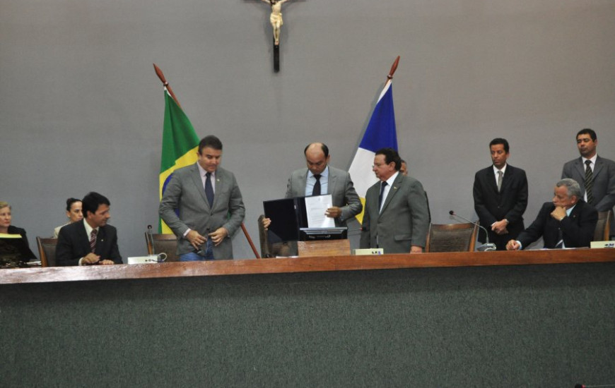 Sandoval se emociona ao ser empossado governador