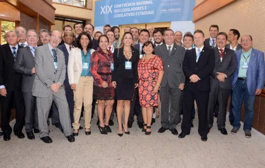 Luana com legislativos na conferência da Unale