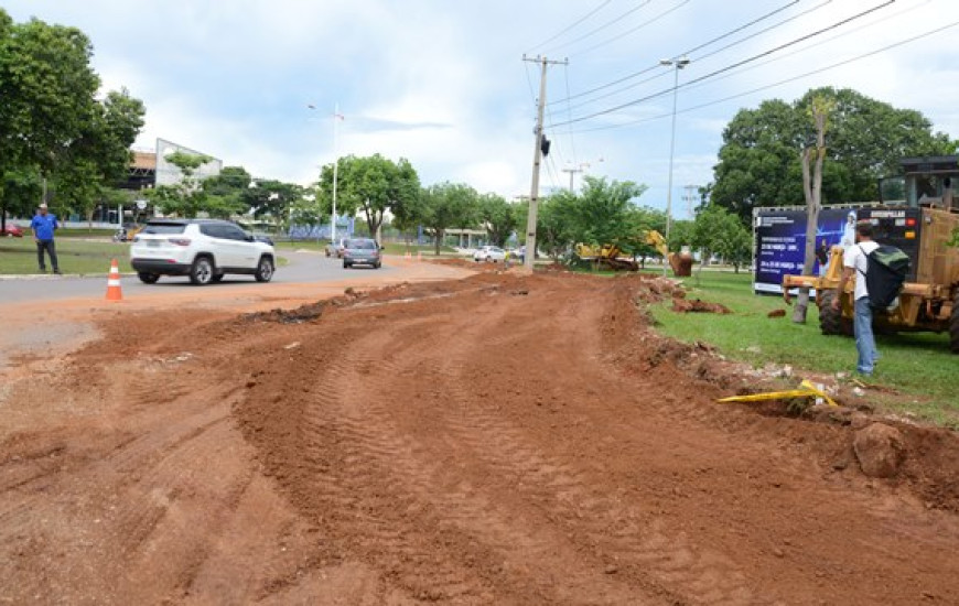 Obras são feitas na rotatória da 304 sul para melhorar o trânsito