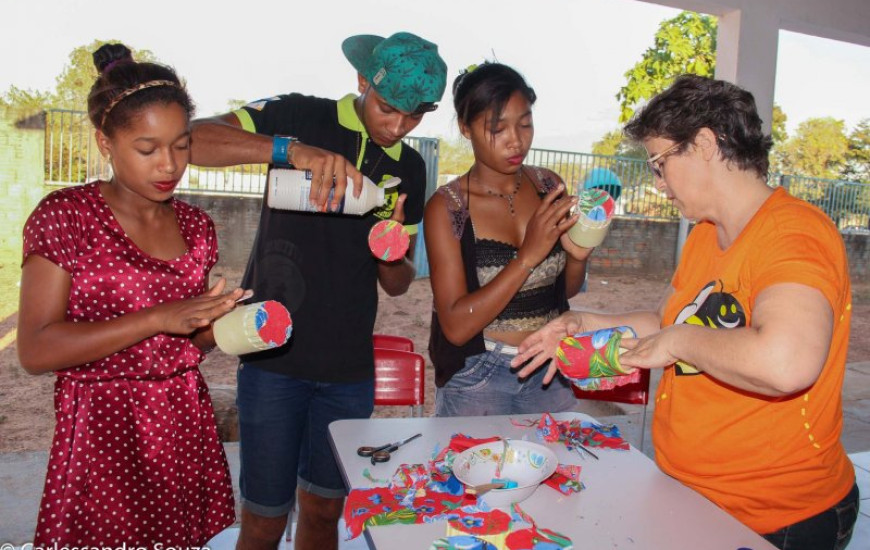 Técnica do uso da chita é repassada aos moradores