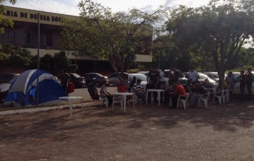 Manifestantes na porta da Secretaria nesta 2ª