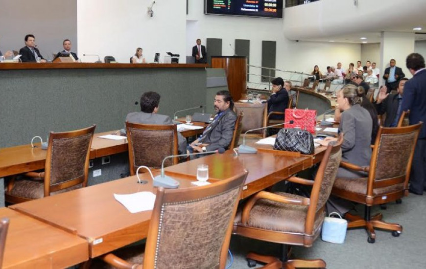 Requerimentos foram apresentados na AL dia 14