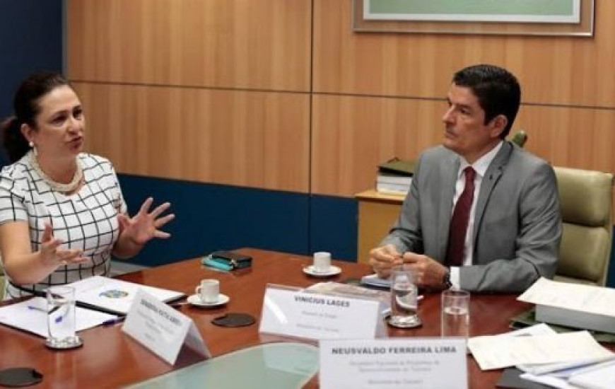 Senadora Kátia Abreu conversa com Ministro