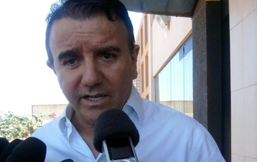 Eduardo fala com jornalistas ao sair da PF