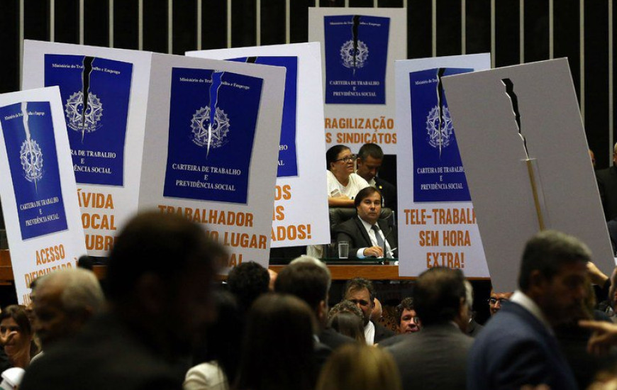 Reforma foi aprovada em meio a cartazes de protestos