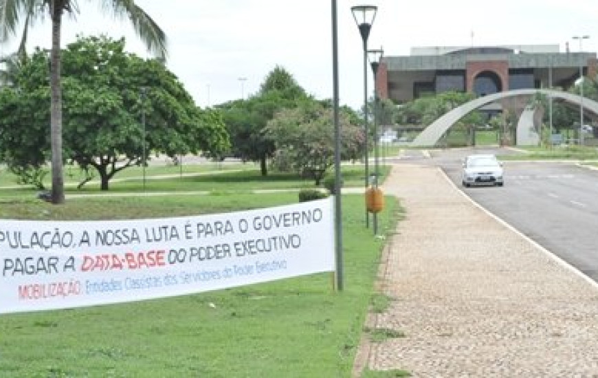Faixas foram espalhadas pela cidade