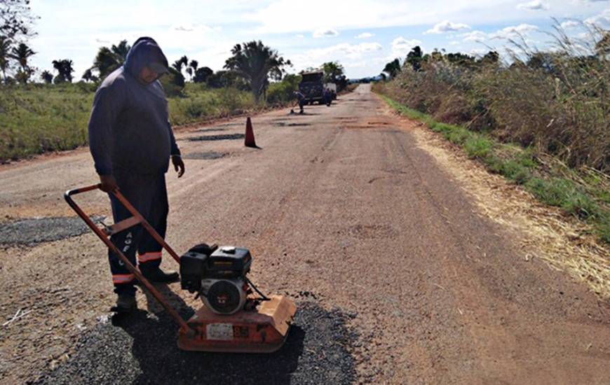 Estradas recebem tapa-buracos, roçagem e limpeza.
