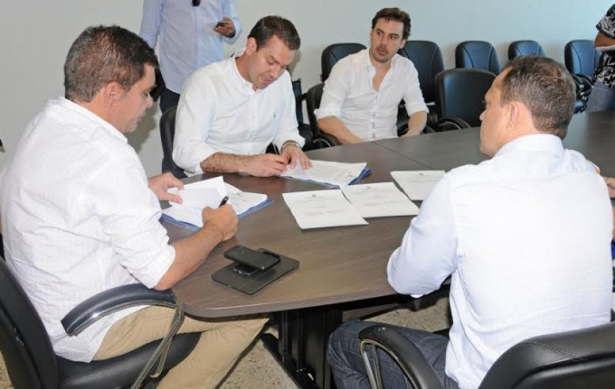 Contrato foi assinado na manhã desta 3ª