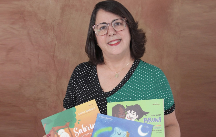 Celina Bezerra, autora do livro O pequeno grande Tião, o menino com nanismo.