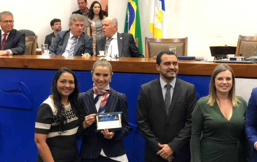 Representando Amastha, Glô recebe homenagem na AL