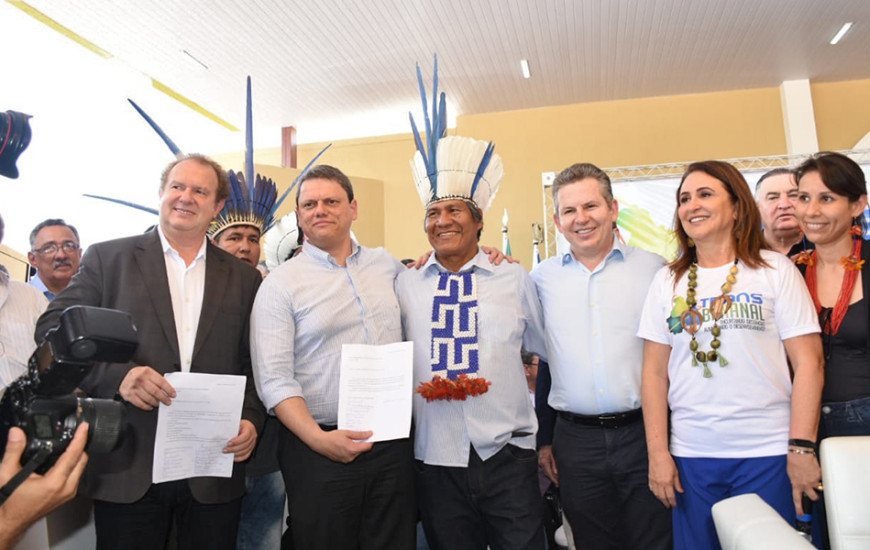 Autoridades e líder indígena durante encerramento da audiência