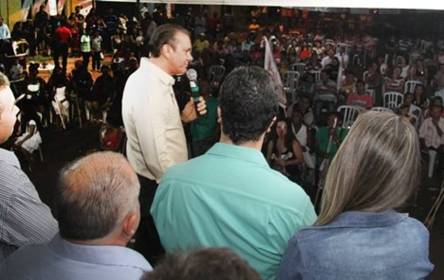 Ataídes discursa em reunião em Formoso