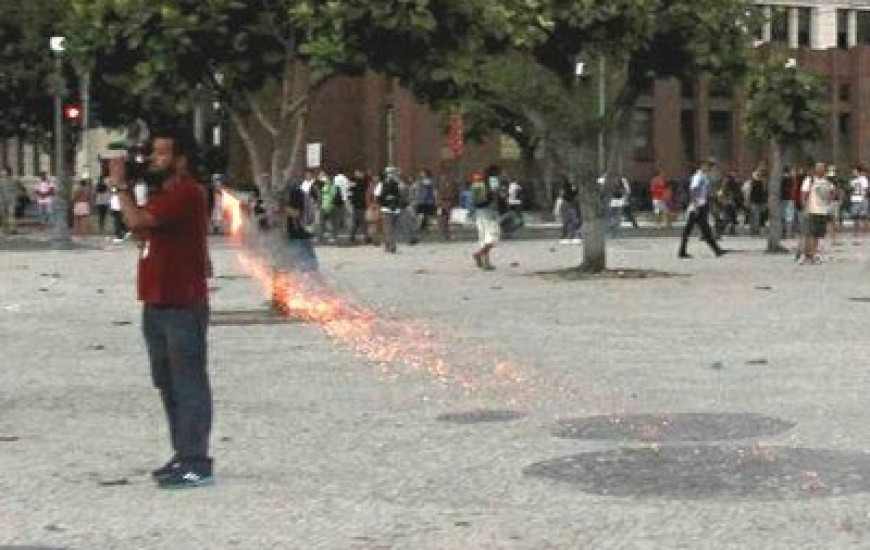 Rojão atinge cinegrafista da TV Bandeirantes