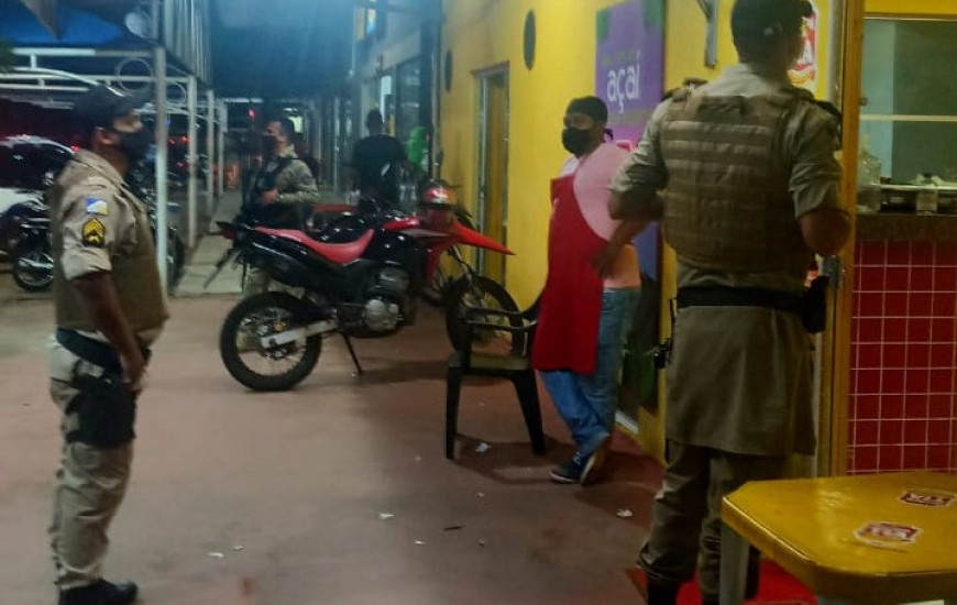 Abordagem da Força-Tarefa em comércios da Avenida NS 04, na Quadra 1006 Sul.