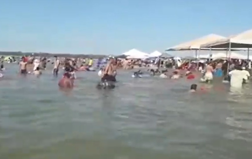 População em praia no município de Araguanã.