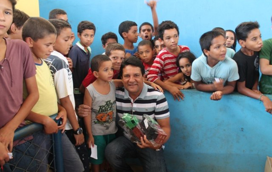 Osires Damaso distribuiu mais de 4,3 mil presentes