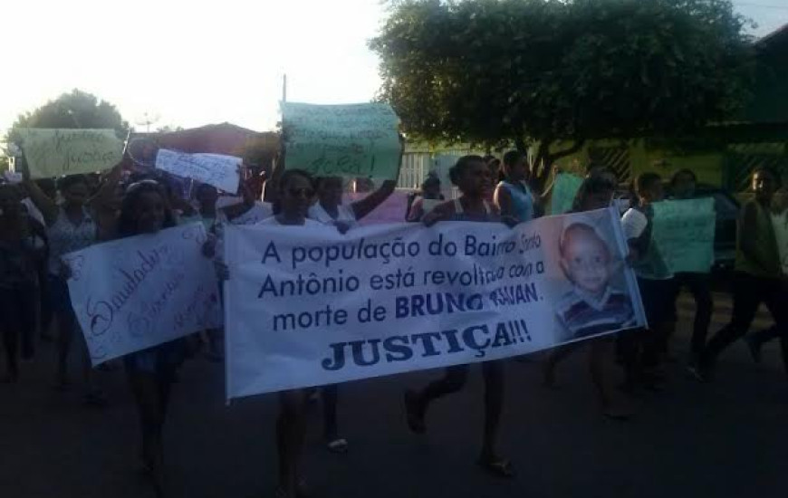 Moradores de Colinas e familiares manifestam