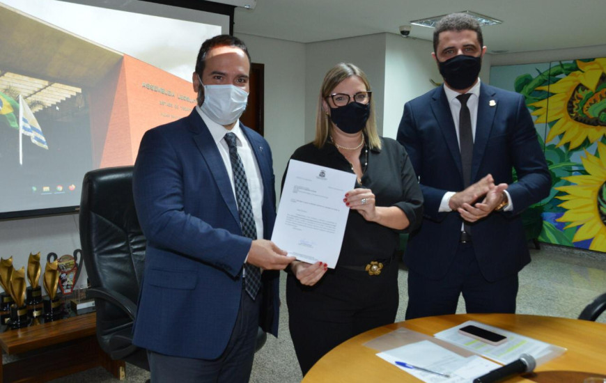 Deputada entrega ofício solicitando recursos e equipamentos esportivos.