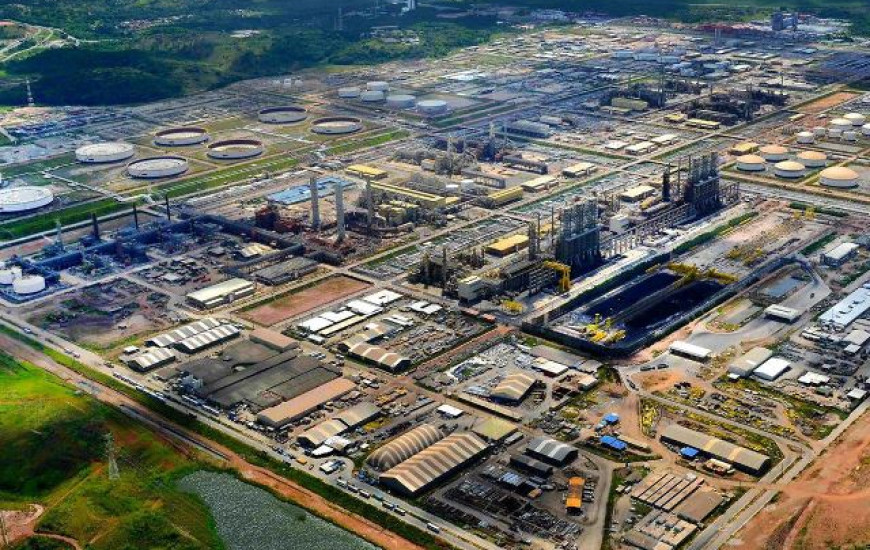 Preço da gasolina cai nas refinarias