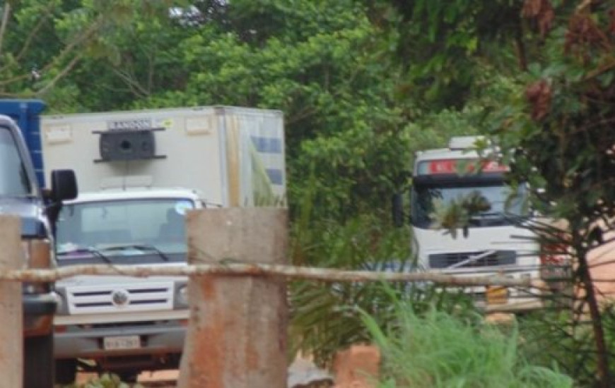 Manilhas na estrada impediam passagem de veículos
