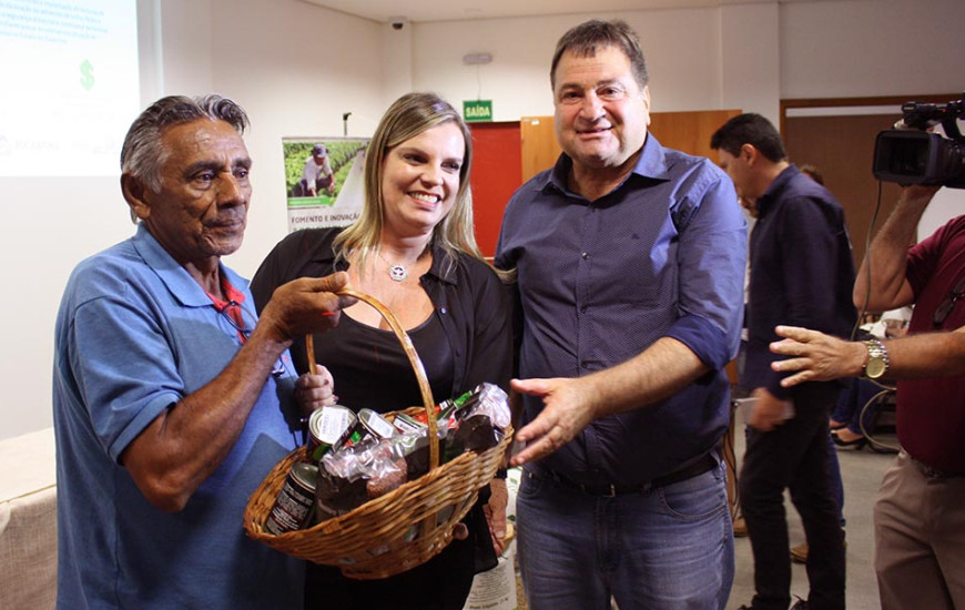 Cláudia Lelis e Halum entregam sementes