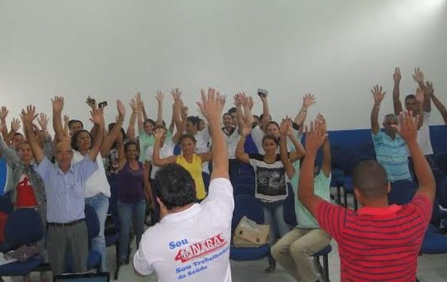 Servidores decidem entrar em greve