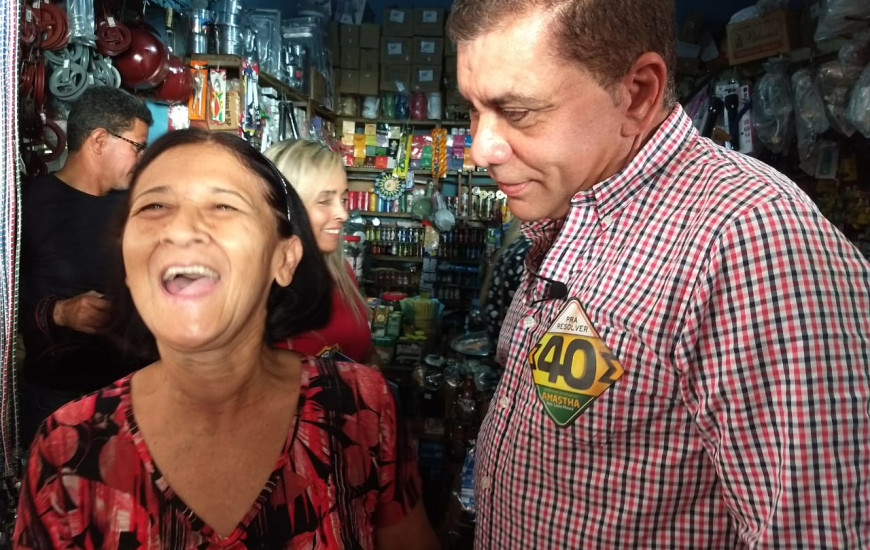 Amastha com moradora de Paraíso durante campanha
