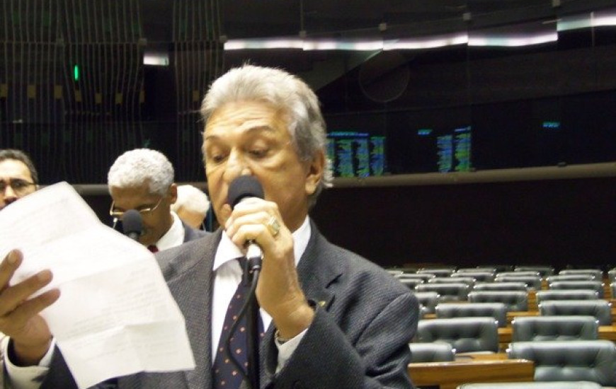 Reis lê texto de apoio