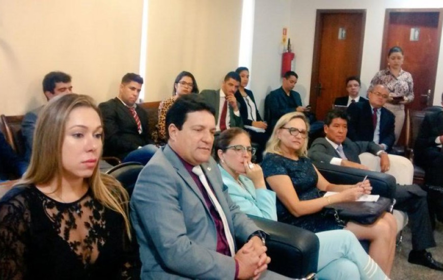 Deputada participa de reunião na AL