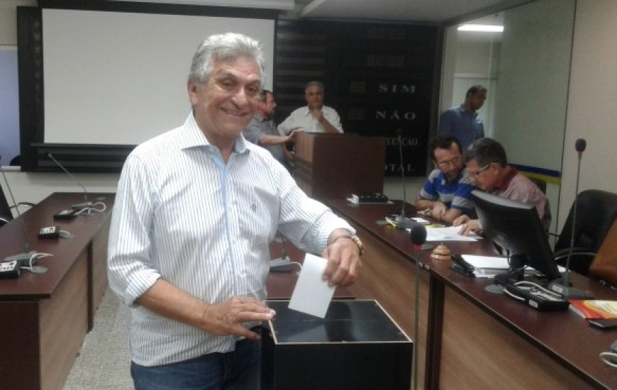 Osvaldo Reis abre votação
