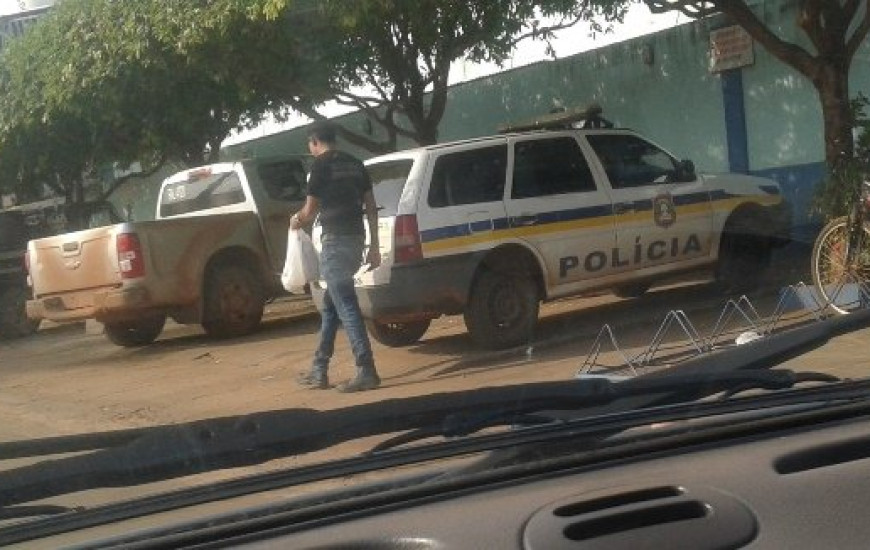 Servidor estaria fazendo compras em carro público