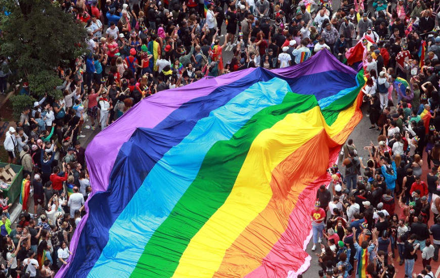 Bandeira do arco-íris durante a Parada LGBTQIA+ na Avenida Paulista.