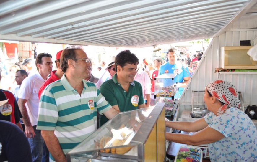 Candidatos conversam com comerciantes