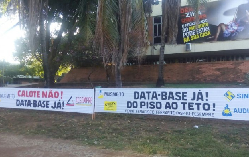 Musme coloca faixas na praça dos Girassóis