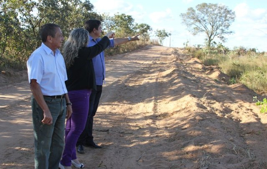 Diretor, reitora e prefeito visitam terreno doado