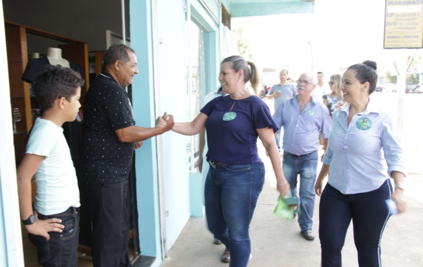Candidata a deputada estadual percorreu comércios da Aureny I nesta quarta