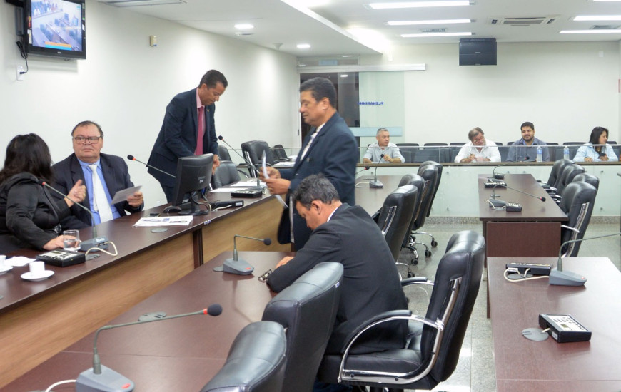 Deputados participam de audiências nesta terça