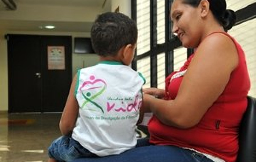 Tereza Nunes e o filho Enzo, de 3 anos