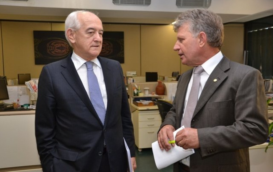 Deputado em reunião com ministro