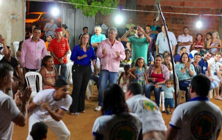 Pré-candidata ouve a comunidade