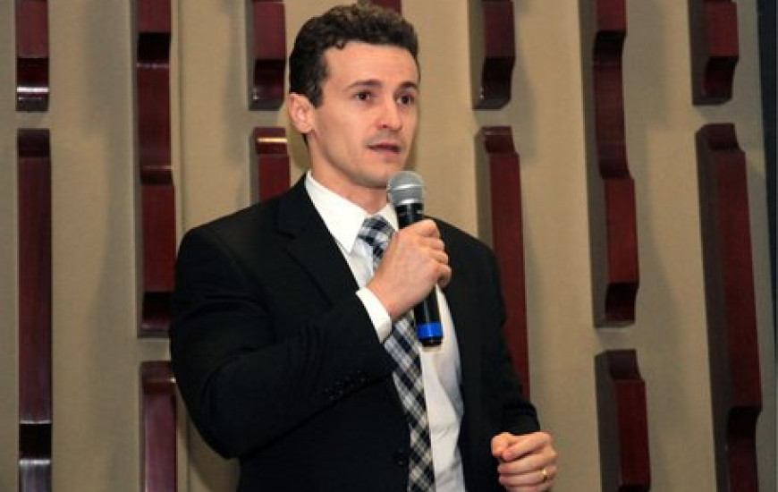 Roberson Pozzobon ministra palestra na AL