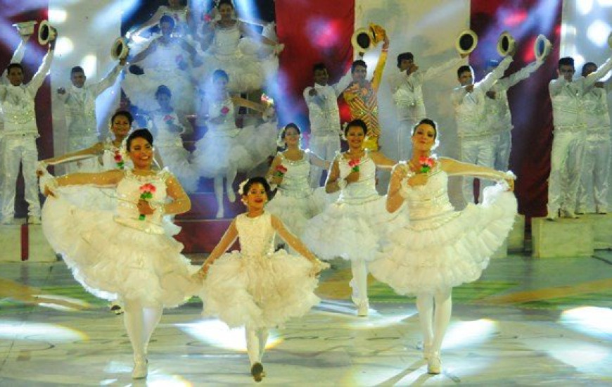 Quadrilhas juninas se apresentam no Arraiá